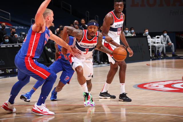 由驾驶员 由驾驶员